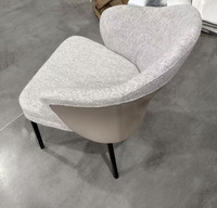 Chaise de salle à manger élégante et minimaliste avec accoudoirs, dossier rembourré et confortable, chaise de loisirs pour la maison, le restaurant, l'hôtel