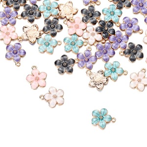 Pendentif mini fleur japonaise en alliage, breloque multicolore en forme de fleur de cerisier pour la fabrication de bracelets, composants de bijoux - Product Image 1