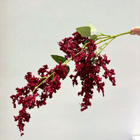 Arrangement de fleurs artificielles bordeaux avec eucalyptus, hortensia, anthurium et rose pour la décoration de l'allée de mariage, vente en gros