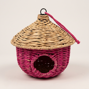 Mangeoire à oiseaux rose tressée à la main avec toit conique, décoration suspendue pour jardin, pour oiseaux sauvages - Product Image 1