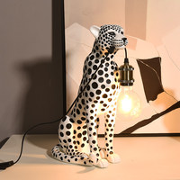 Figurine de guépard esthétique créative, sculpture de léopard en résine de luxe, décoration animale moderne éclairée pour villa, boutique, salle d'exposition