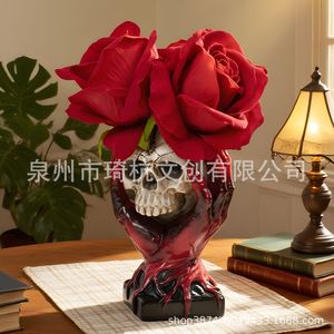 Vase en résine en forme de main avec crâne et rose pour décoration d'intérieur de table d'Halloween - Product Image 3