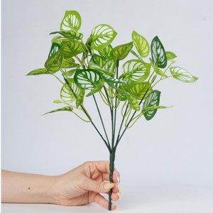 Bouquet de plantes artificielles à 7 branches, petit lot de verdure en plastique pour la décoration murale et l'aménagement paysager - Product Image 4