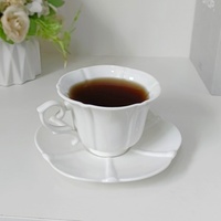 Tasse à café et soucoupe en porcelaine fine à pétales gaufrés de style européen, blanc pur, design rétro de luxe léger, forme hexagonale, pour usage domestique, thé