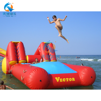 Trampoline flottant personnalisable pour adultes et enfants avec toboggan triangulaire pour équipement de jeu aquatique Sea Park