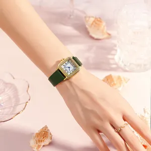 Женские наручные часы с кожаным ремешком