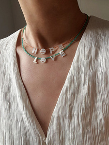 Collar Personalizado de Verano con Nombre de Perlas, Abalorios de Cristal y Letra de Concha Estética - Product Image 5
