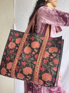 Bolso Tote de Algodón Acolchado con Estampado Floral Hecho a Mano, con Parte Superior Abierta para Uso Diario, Bolso de Hombro de Moda de Rajasthan - Product Image 2