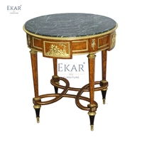 Table ronde classique en bois massif avec dessus en marbre Design fonctionnel pour un décor de salon élégant