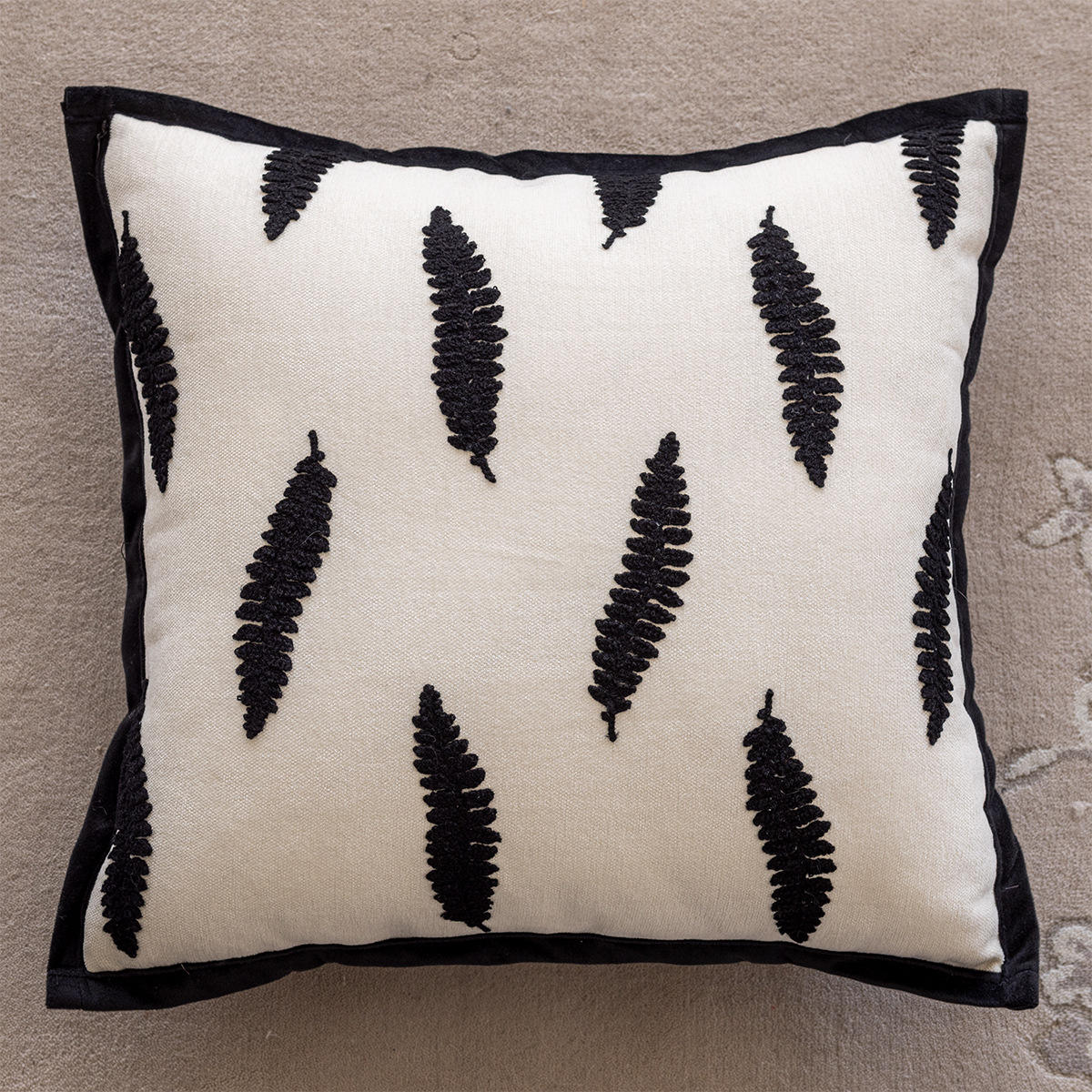 ใบไม้สีดำบนพื้นหลังสีขาว