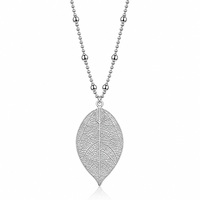 Collier long avec pendentif feuille en filigrane couleur argent et chaîne perlée pour femme, bijou élégant pour pull, accessoire de mode pour soirée, cadeau
