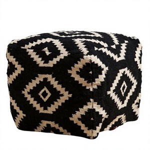 Pouf carré bohème artisanal, motif géométrique abstrait, tissu noir et crème, décoration de salon - Product Image 1