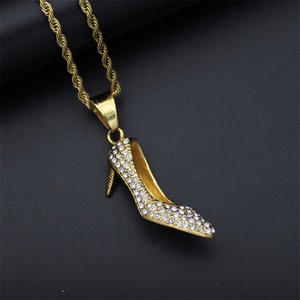 Collier tendance en acier inoxydable plaqué or inaltérable avec pendentif chaussure à talon haut et strass pour femme, idéal pour les fêtes et mariages - Product Image 2