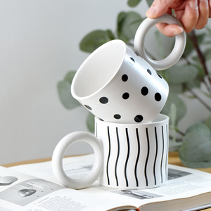 Cuadros con patrón blanco y negro, tablero de ajedrez o bandera de carreras de coches, taza negra de dos tonos - Product Image 5