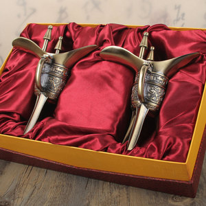 Bouteilles de vin vintage Maini, ensembles de vaisselle Father Xin Jue, tasses à motifs Taotie, ornements en bronze, trépied - Product Image 1