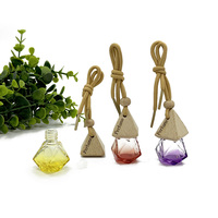 10ml suspendu couleur rhomboïque voiture bouteille de parfum huile essentielle diffuseur bouteille en verre voiture désodorisant bouteille avec couvercle en bois