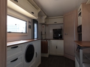 Caravana de Viaje Moderna de Aluminio Ligero con Diseño de Doble Eje, Autocaravana, Remolque de Viaje con Baño - Product Image 6