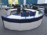 Centre de commande de meubles de salle de contrôle de centre de fonctionnement de réseau de bureau moderne multifonctionnel sur mesure ergonomique