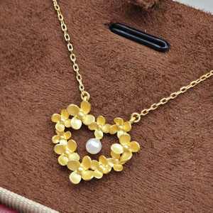 Collar con Colgante Minimalista en Forma de Flor, Chapado en Oro sobre Plata 925, con Perla Natural de Agua Dulce, Unisex, para Uso Diario, Bodas y Fiestas, de UM Jewelry - Product Image 5