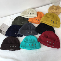 Bonnet tricoté en acrylique avec logo personnalisé du fabricant OEM Vente en gros Bonnet Skully de pêcheur avec clous