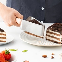 Alat Pemotong dan Penyaji Kue dari Baja Tahan Karat, Alat Transfer Kue Segitiga dengan Pegangan Ergonomis, Alat Panggang yang Tahan Lama