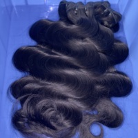Vente en gros de tissages de cheveux naturels ondulés bruts du Cambodge, extensions de cheveux bouclés birmans, lots de cheveux humains alignés sur les cuticules, fournisseur