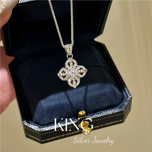 สร้อยคอจี้รูปใบโคลเวอร์สี่แฉก King Silver Jewelry ชุบทอง เงินแท้ S925 สำหรับทุกเพศ ใส่ได้ทุกวัน - Product Image 2