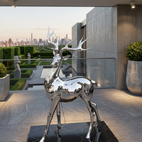 Sculpture de cerf en acier inoxydable, art contemporain, statue de faune en métal sur mesure pour l'intérieur haut de gamme des centres de villégiature et des places publiques