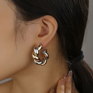 Pendientes de Aleación de Zinc Chapados en Oro de 18K, Estilo Europeo Americano, Modernos, Unisex, Geométricos, Adornados con Diamantes - Product Image 1