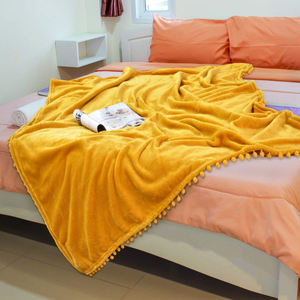 Venta al por mayor de fábrica Manta suave plegable Pom franela Fleece cálido Fuzzy One-Ply para el hogar y el picnic para toda la temporada - Product Image 4