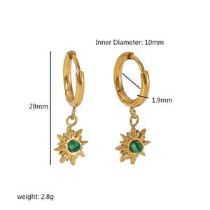 Boucles d'oreilles créoles Sunburst en acier inoxydable plaqué or 18 carats avec pierres naturelles serties clos pour femme, usage quotidien - Product Image 4