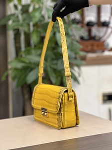Sac bandoulière en cuir de crocodile du Nil jaune, design élégant et tendance, longueur de la bandoulière réglable - Product Image 4