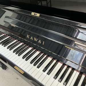 <span class=keywords><strong>Piano</strong></span> droit japonais KAWAI NS15 avec un son chaud et rond, une gamme moyenne complète, des surtones riches et un contrôle de touche précis - Product Image 1