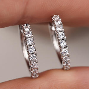 Orecchini a Cerchio in Oro Bianco con Diamanti Taglio Brillante Rotondo, Incastonatura a Canale, Gioielli Classici da Donna per Matrimonio - Product Image 4