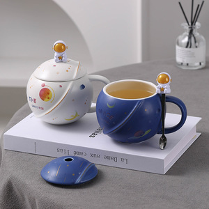 Tasse de planète en relief Tasse en céramique d'astronaute mignon Tasse à eau souvenir - Product Image 1