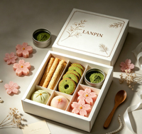 Boîte cadeau carrée rigide en carton avec insert à compartiments, impression florale et motifs graphiques pour l'emballage de pâtisseries, snacks, desserts et aliments