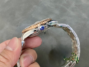 Efecto Luminoso Azul Hielo Súper Fuerte Diámetro 40 mm. Equipado con movimiento mecánico totalmente automático. Reloj para Hombre - Product Image 3