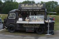 Camion de restauration personnalisé avec machine à expresso professionnelle et station de barista pour entreprise de café mobile