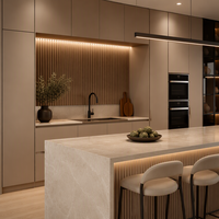 Meuble de cuisine beige en bois à lattes, niche LED, tabourets de bar pour îlot, plans de travail en pierre, armoires hautes, façades de meubles sans poignées