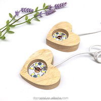 Vente en gros de jolie boule de cristal colorée en bois Base de lampe en forme de cœur USB Ornement de base Lampe en forme de cœur à LED pour la décoration de la maison