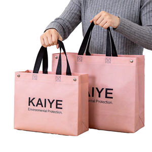 Sacs fourre-tout imprimés en non-tissé recyclable avec poignées noires, plusieurs tailles, options de logo et de couleur personnalisées pour la vente en gros, au détail et l'épicerie - Product Image 1