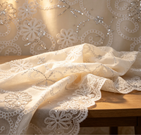 Tissu tissé de poids moyen avec broderie florale ajourée blanche et accents de perles tubulaires en sequins argentés pour abayas et hijabs de mariage