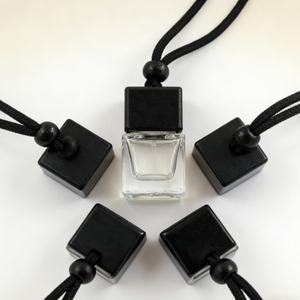 Bouteille de parfum pour voiture en bois noir personnalisée 8 ml, givrée transparente noire colorée, avec pendentif et attache pour huiles essentielles - Product Image 2
