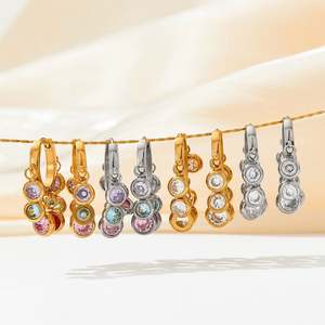 Boucles d'oreilles design européen et américain en zircon coloré Boucles d'oreilles en acier inoxydable plaqué or 18 carats avec pompon géométrique exquis - Product Image 2