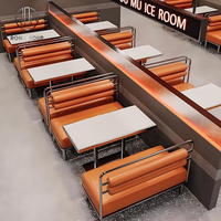 Ensemble de mobilier de restaurant : banquette en cuir orange, tables carrées en marbre pour café avec pieds en métal argenté et chaises pour café