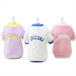 Vêtements pour animaux de compagnie en gros, pyjamas d'hiver en peluche personnalisés pour chiens et chats, écologiques, accessoires pour chiens de haute qualité pour animaleries - Product Image 1