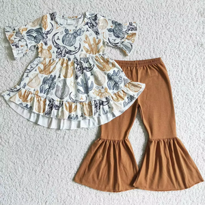 Conjunto de 2 piezas para niña RTS Boutique: Túnica con volantes y pantalones acampanados con estampado de girasoles y vacas estilo western, ecológico y casual. - Product Image 5