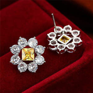 Boucles d'oreilles de luxe en or massif 18 carats avec diamants taille princesse, motif fleur jaune, certifiées GIA, bijoux de mariage pour femme - Product Image 3