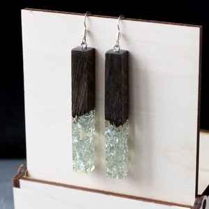 Boucles d'oreilles tendance en résine et en bois, bijoux faits à la main écologiques, design léger, idéal pour un usage quotidien, les anniversaires et les cadeaux - Product Image 1