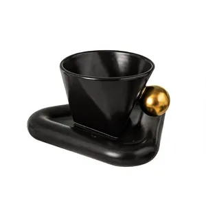 Креативная Геометрическая керамическая чашка блюдце Подарочная кружка кремового цвета черная треугольная кофейная чашка с золотой круглой ручкой